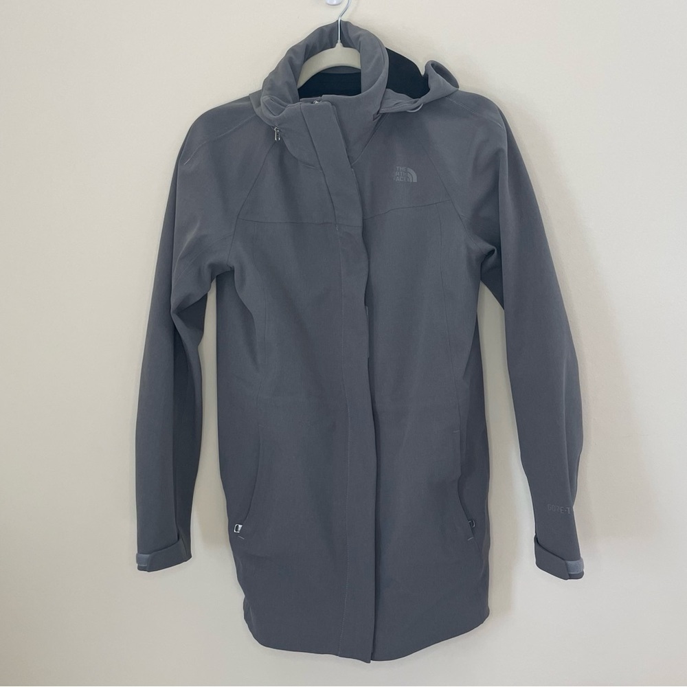 Women’s the North Face rain jacket. Size: small - Picture 2 of 5